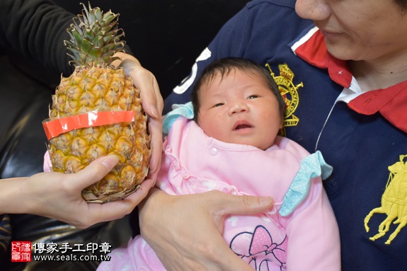 剃胎毛、滿月剃頭、嬰兒剃頭、嬰兒理髮、嬰兒剃髮、嬰兒剃胎毛、嬰兒滿月剃頭、寶寶剃頭、剃胎毛儀式、剃胎毛吉祥話、滿月剃頭儀式、滿月剃頭吉祥話、寶寶剃胎毛、寶寶滿月剃頭理髮、 新北板橋區剃胎毛、新北板橋區滿月剃頭、 新北板橋區嬰兒剃頭剃胎毛、新北板橋區嬰兒理髮、新北板橋區嬰兒剃髮、鐘寶寶(新北板橋區到府嬰兒寶寶滿月剃頭理髮、免費到府嬰兒剃胎毛儀式吉祥話)。到府剃頭剃胎毛主持、專業拍照、DVD光碟、證書。★購買「臍帶章、肚臍章、胎毛筆刷印章」贈送：剃頭、收涎、抓周，三選一。2017.02.12  照片14